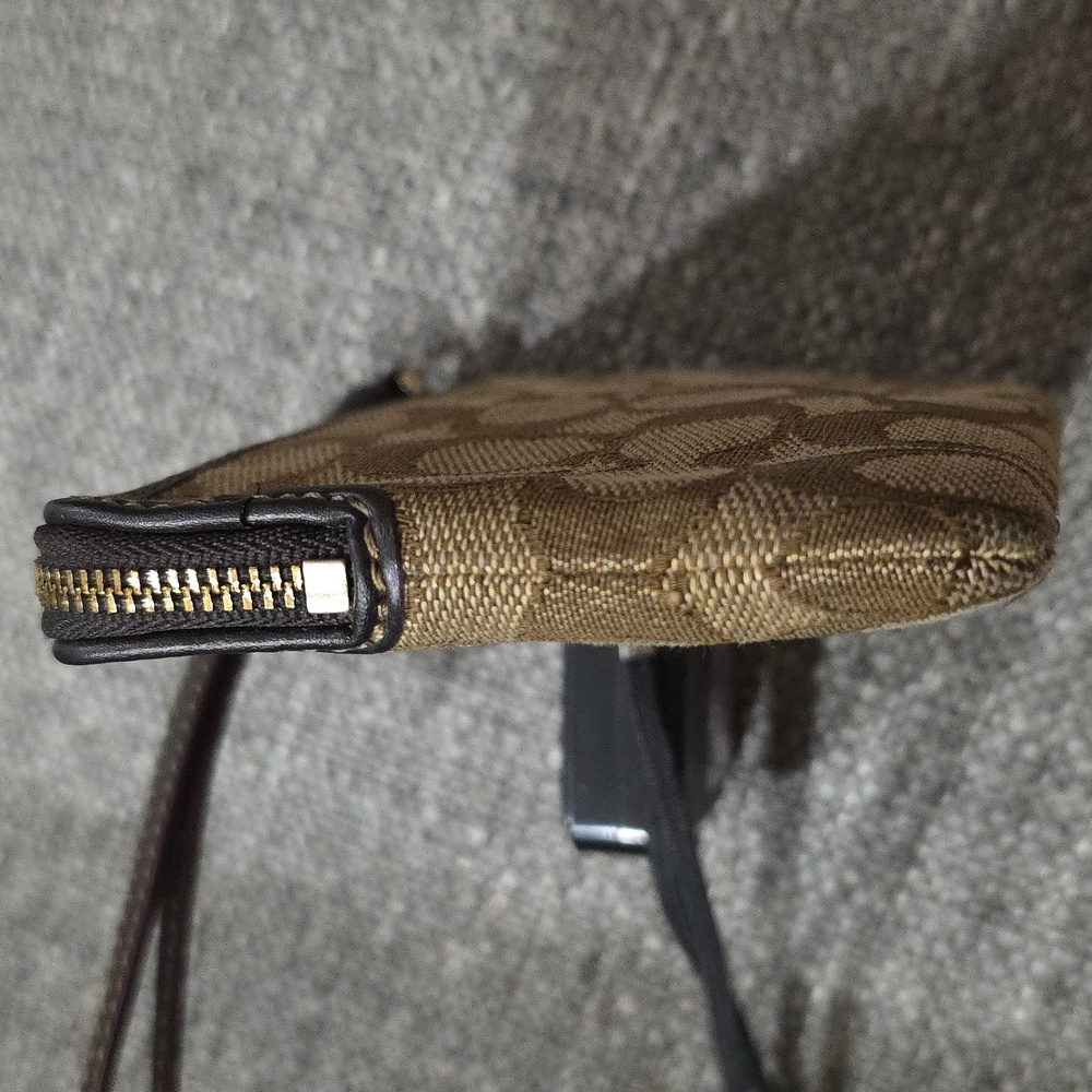 NWT Coach Outline Signature Corner Zip Wristlet - Picture 7 of 16